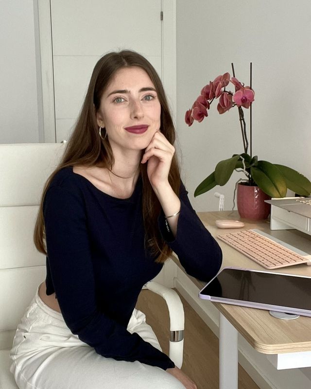 Natalia Maier sonriendo, sentada en su escritorio de consulta